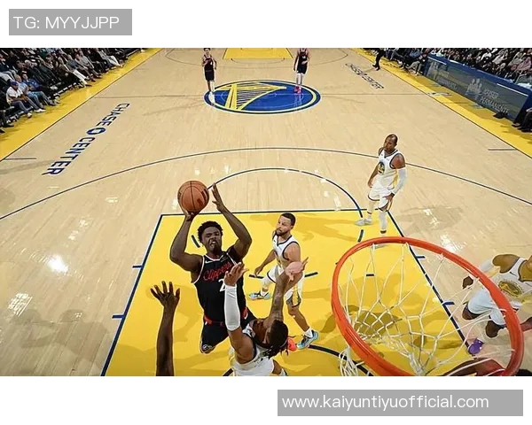 布朗谈中距离命中率领先:找到舒适区助力其他投篮更轻松 布朗谈中距离命中率领先:找到舒适区助力其他投篮更轻松