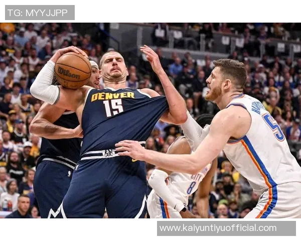 约基奇对抗训练后与裁判深入交流20分钟探讨比赛规则与判罚细节 约基奇对抗训练后与裁判深入交流20分钟探讨比赛规则与判罚细节