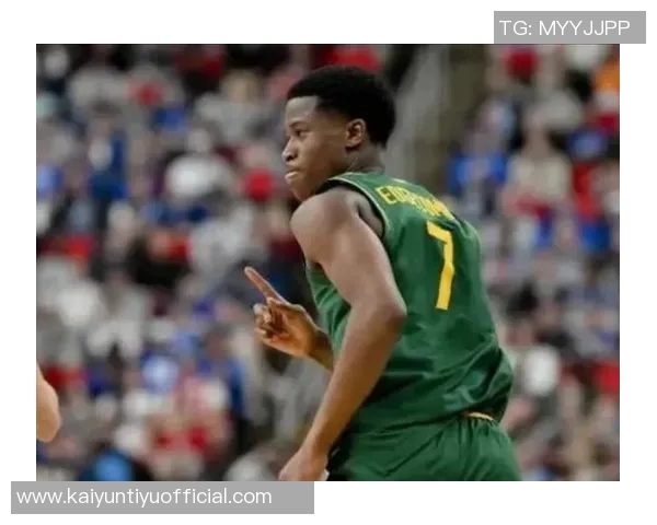 埃奇库姆高空起飞挑战米切罗虽未成功却成功造成犯规 埃奇库姆高空起飞挑战米切罗虽未成功却成功造成犯规