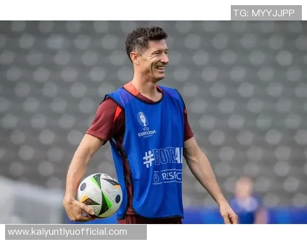 莱万恢复训练状态费兰积极合练克里斯滕森缺席今日训练情况分析